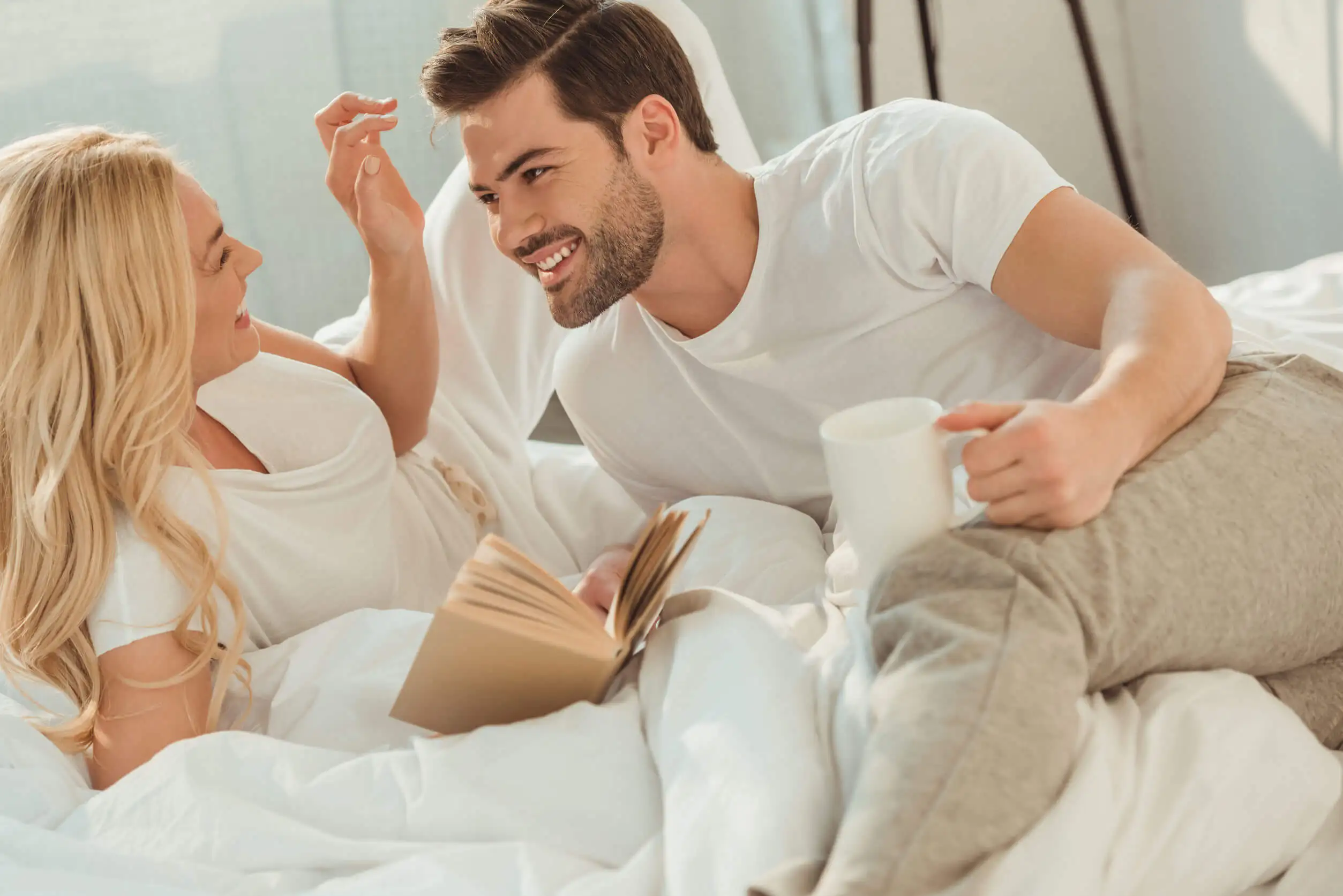 Ver series de Netflix podría mejorar la relación de pareja.