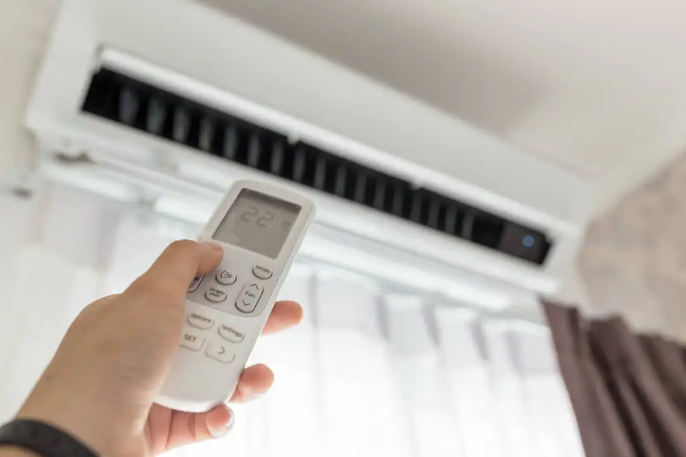 Aire acondicionado con control remoto.