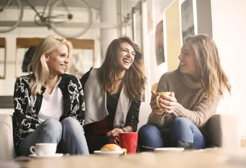 Amigas sonriendo para prevenir la ansiedad