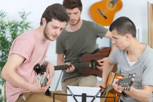 Adolescentes tocando instrumentos