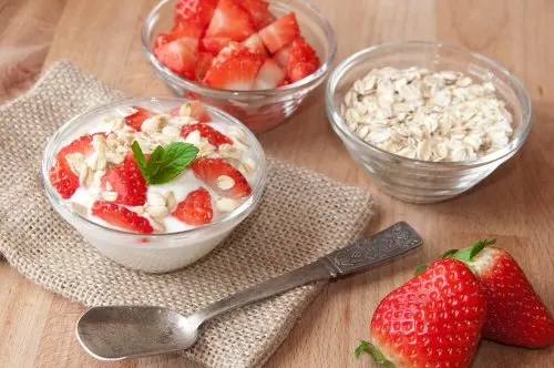 Avena de fresa con crema simbolizando el ritual de la felicidad