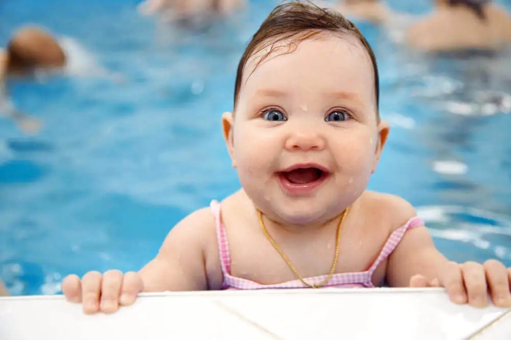 Bebe agua piscina