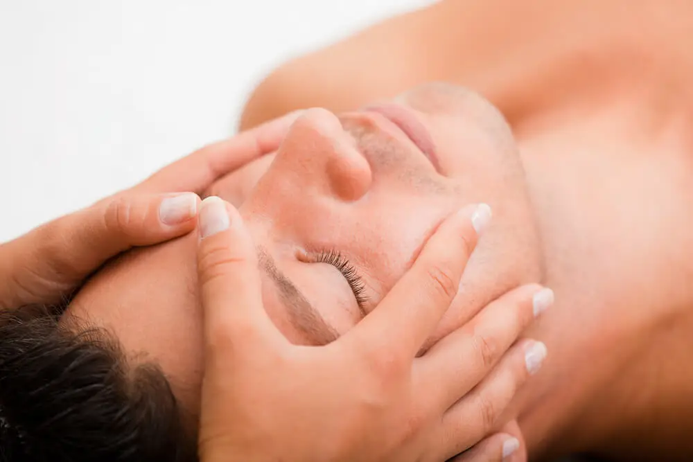 Hombre recibiendo un masaje facial