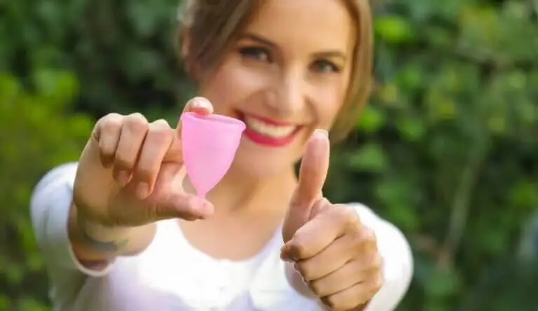 ¿Cómo quitar la copa menstrual y evitar las manchas?