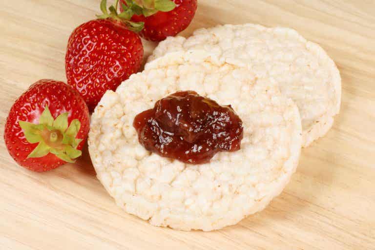 Bizcochos de arroz con frutas maceradas: una receta sin gluten