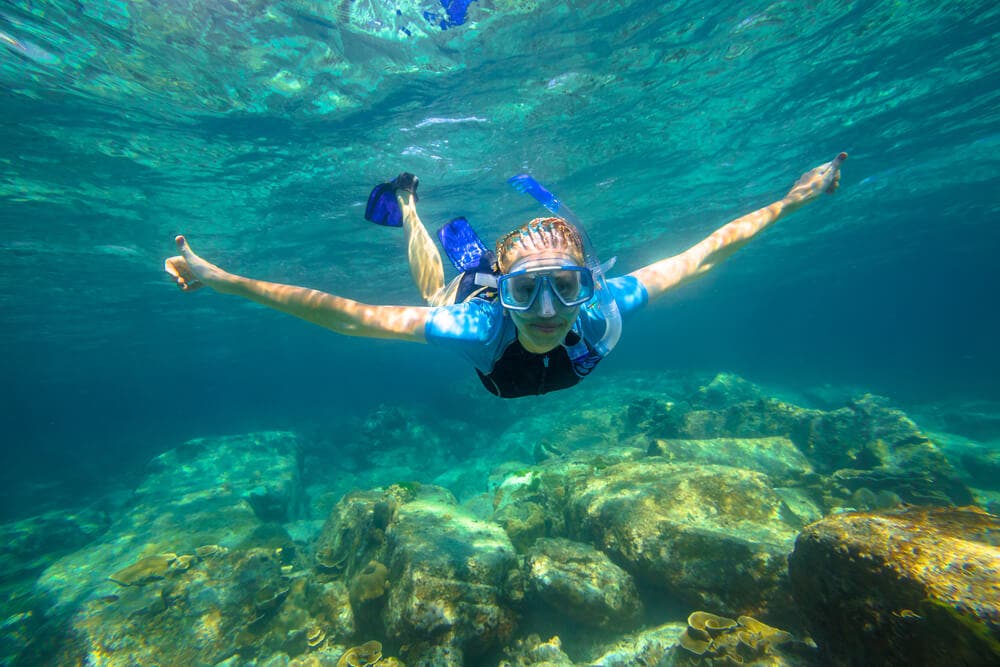 Bucear bajo el mar después de haber aprendido a nadar es una experiencia increíble.
