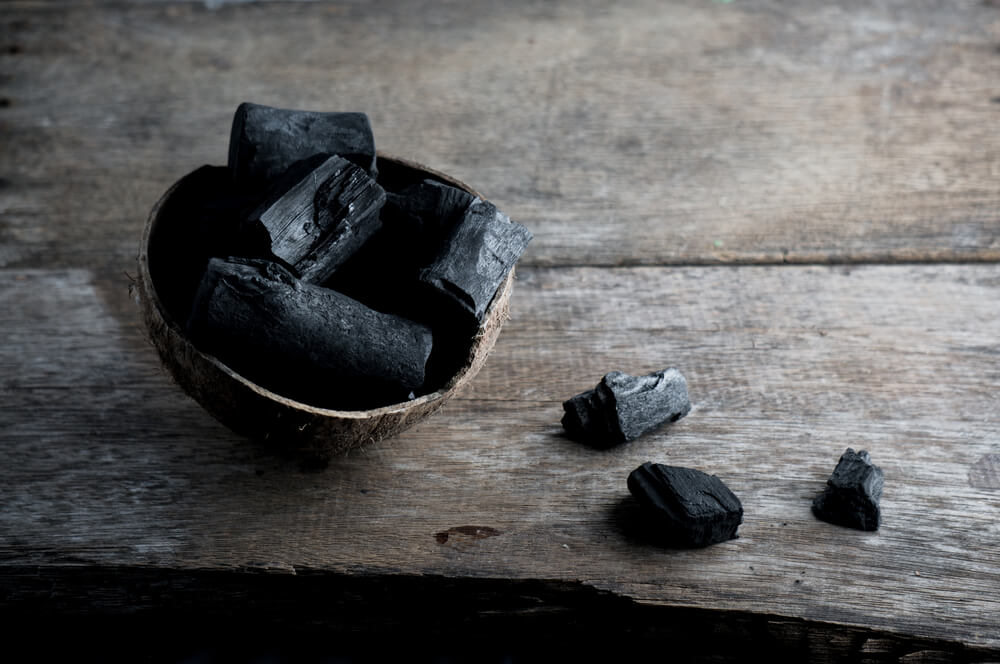 Remedios naturales hechos a base de carbón vegetal