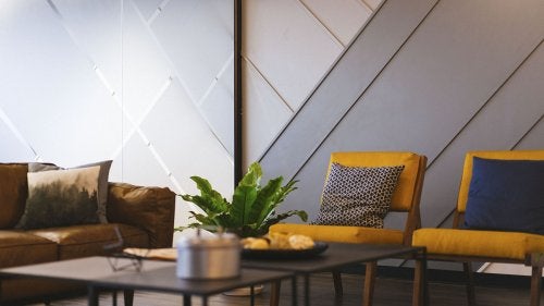 Decoración con accesorios de colores vibrantes
