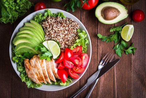 ¿Comer más veces al día ayuda a bajar de peso?