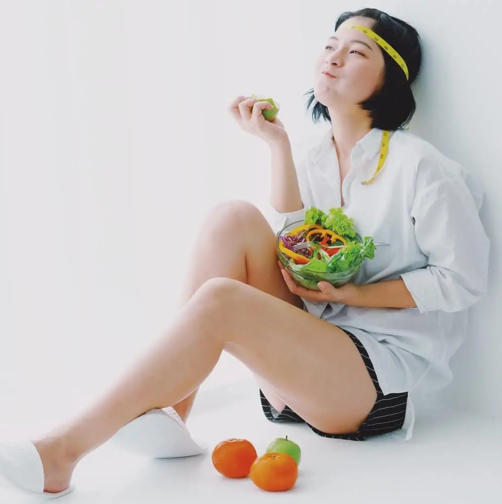 Mujer comiendo ensalada