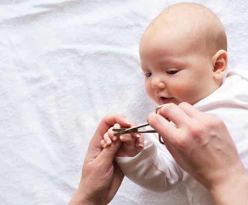 Cómo cortar las uñas a un bebé