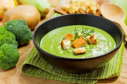 Crema de brócoli con huevo escalfado