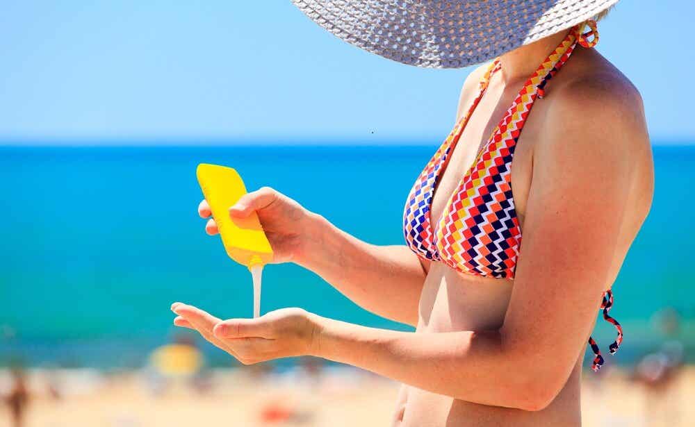 Vitamin D und Gewichtsverlust - Frau benutzt Sonnencreme