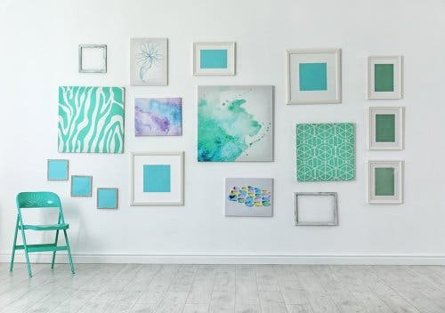 Pared decorada con cuadros
