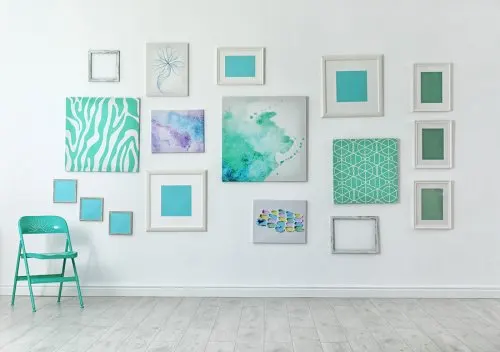 Pared decorada con cuadros