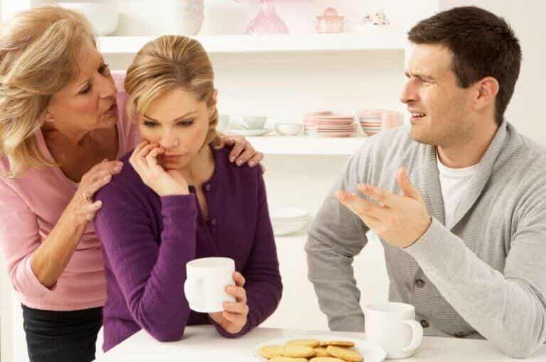 Discusiones de pareja por su relación con tu familia