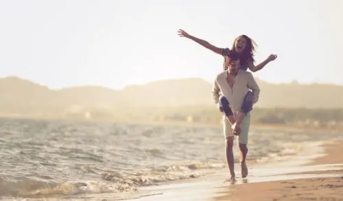 Pareja en la playa.