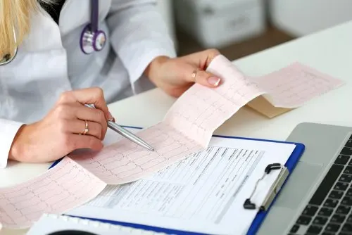 Doctor evaluando electrocardiograma