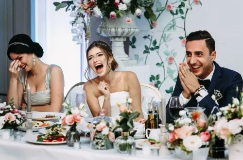 Pareja riéndose en el banquete