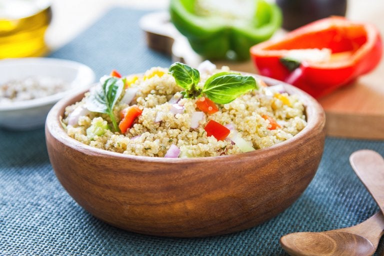 Ensalada de quinoa, hinojo y tomates: para cenar bajo en calorías
