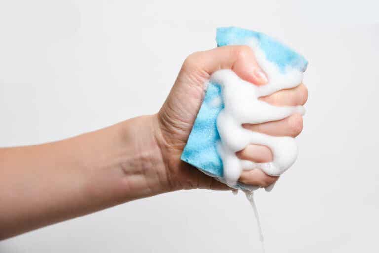 5 trucos para desinfectar tus esponjas de cocina