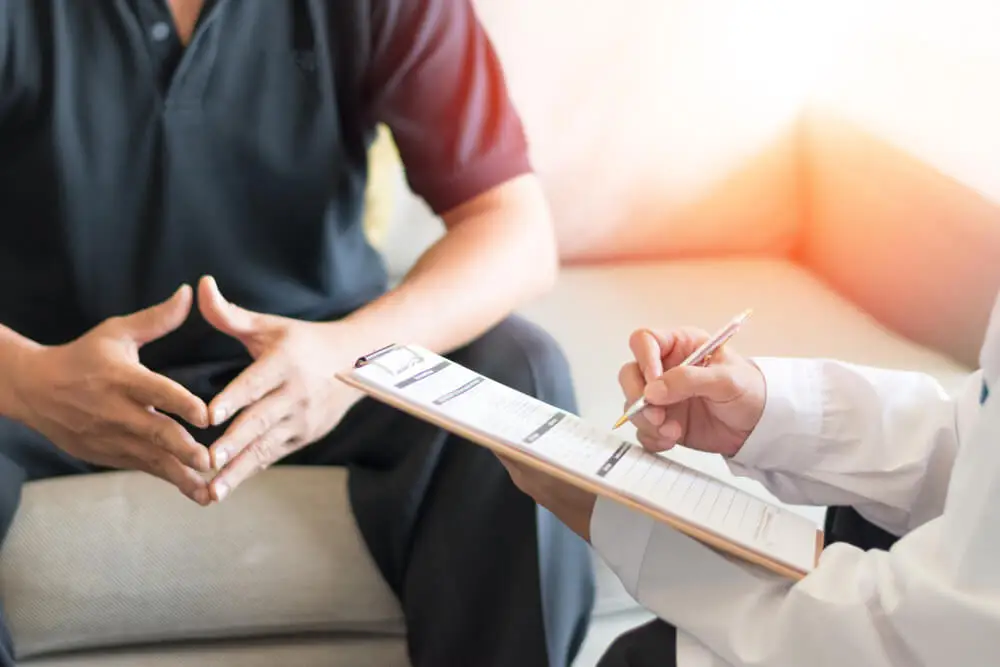 Hombre en una consulta