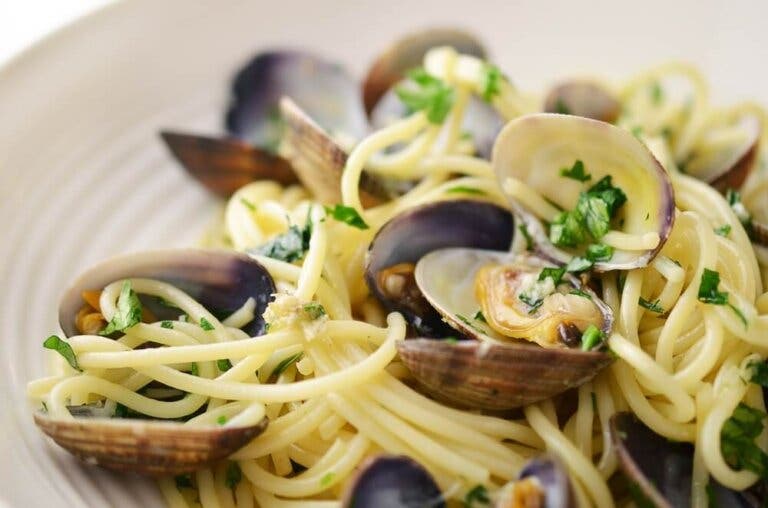 Salteado de fideos con chirlas y langostinos