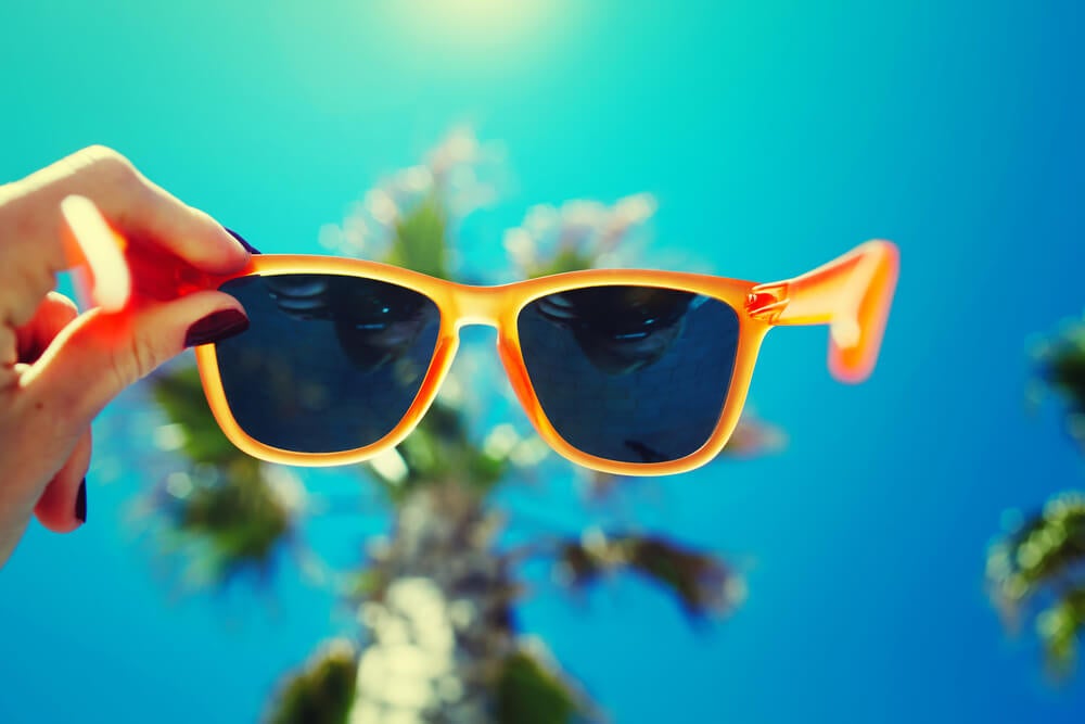 Gafas de sol: por qué es importante usarlas tanto en la ciudad como en la playa