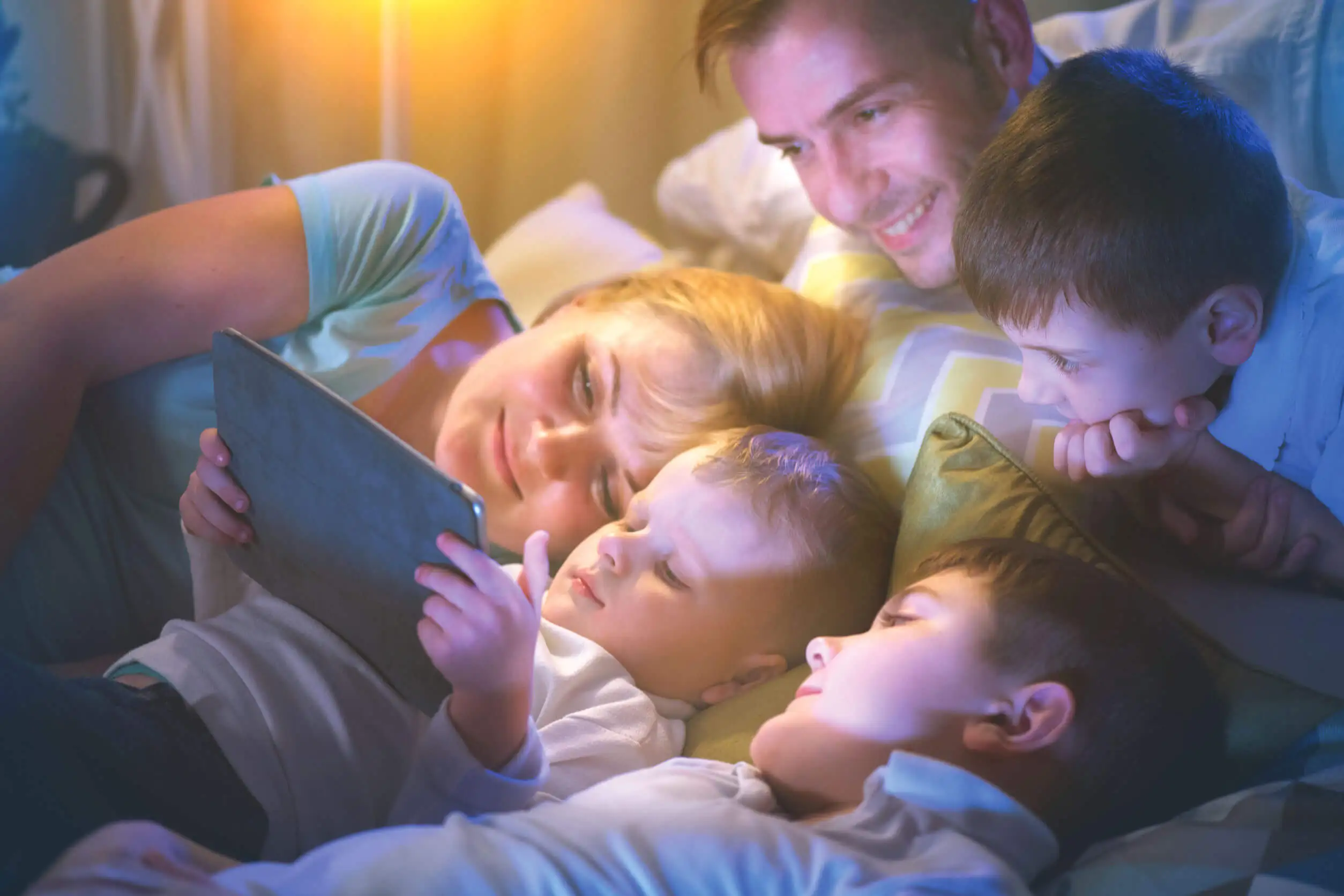 Padre e hijos miran película.