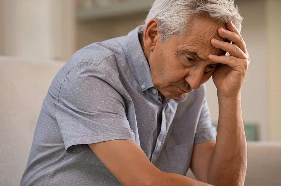 El alzhéimer pasa por varias etapas, es una enfermedad neurodegenerativa progresiva.