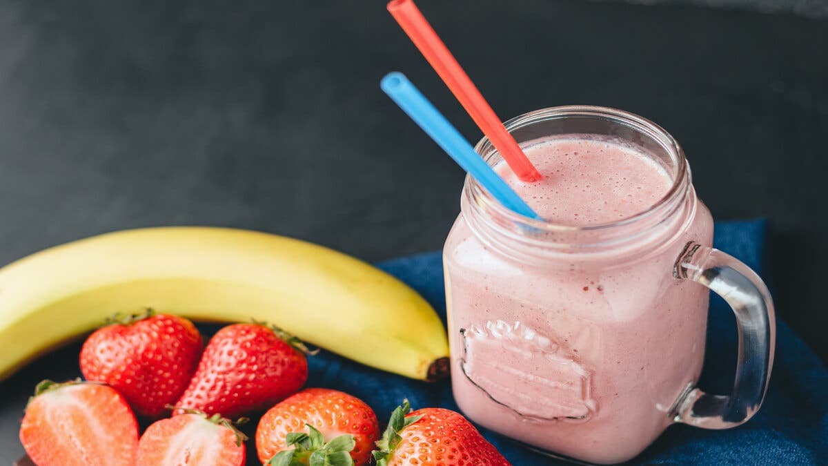 Batido plátano y fresas.
