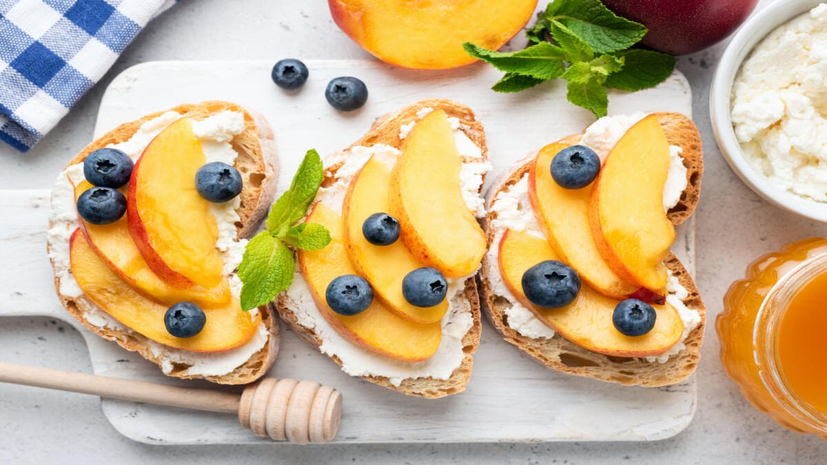 Desayunos saludables para adelgazar: pan con requesón.