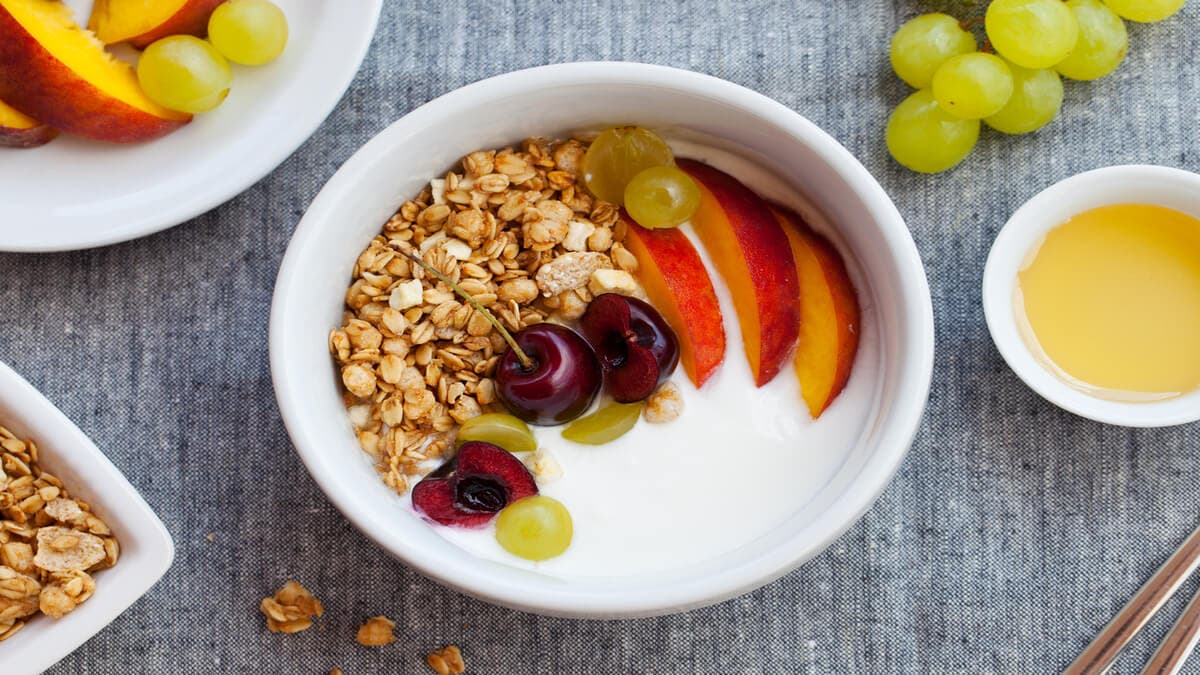 Yogur con fruta y granola.