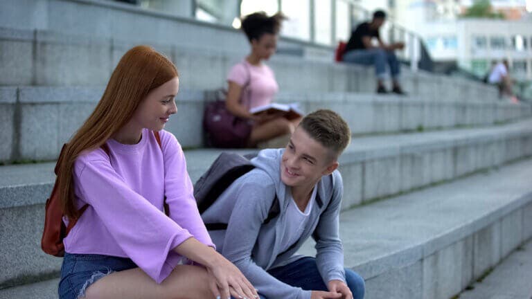 Cuáles son las señales para saber si le gustas a un chico