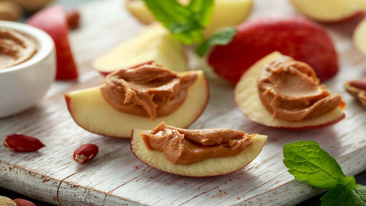 Desayunos para perder peso: manzana con crema de cacahuete.