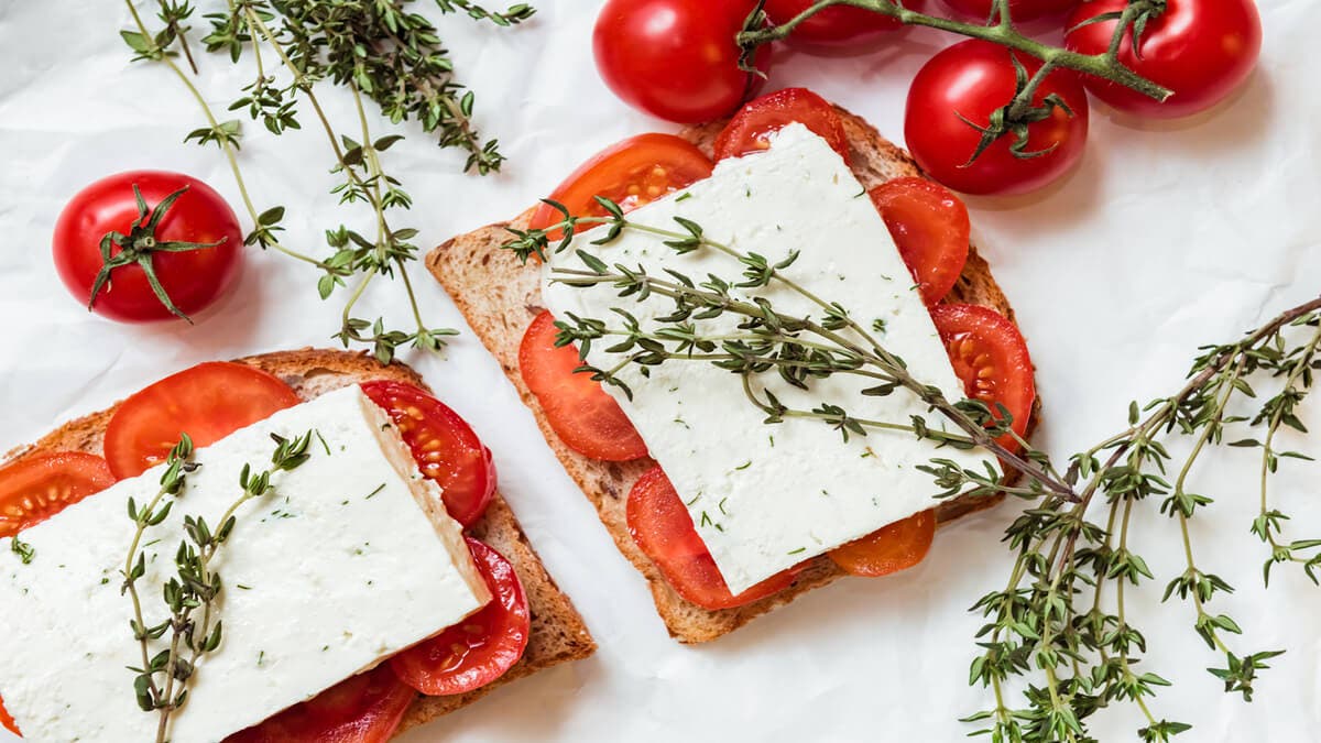 Tostada de tomate y queso fresco.