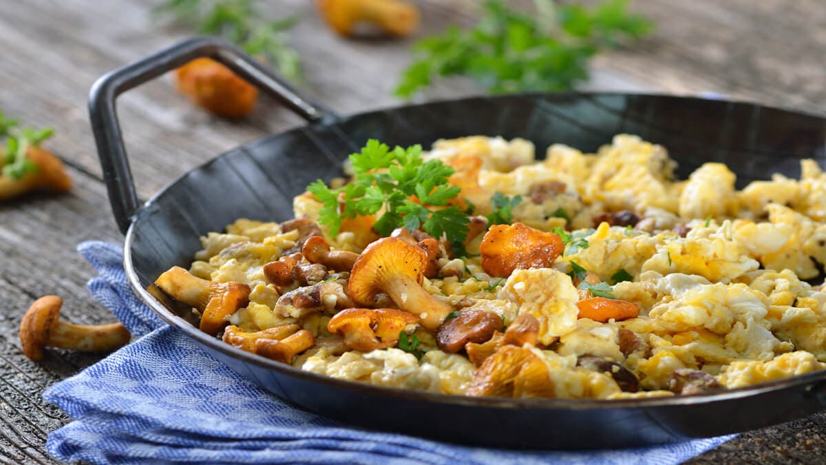 Desayunos saludables para perder peso: revuelto setas.