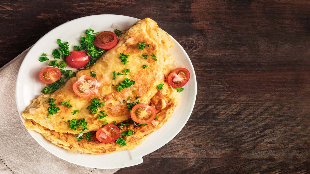 Desayunos saludables para adelgazar: tortilla con tomate.