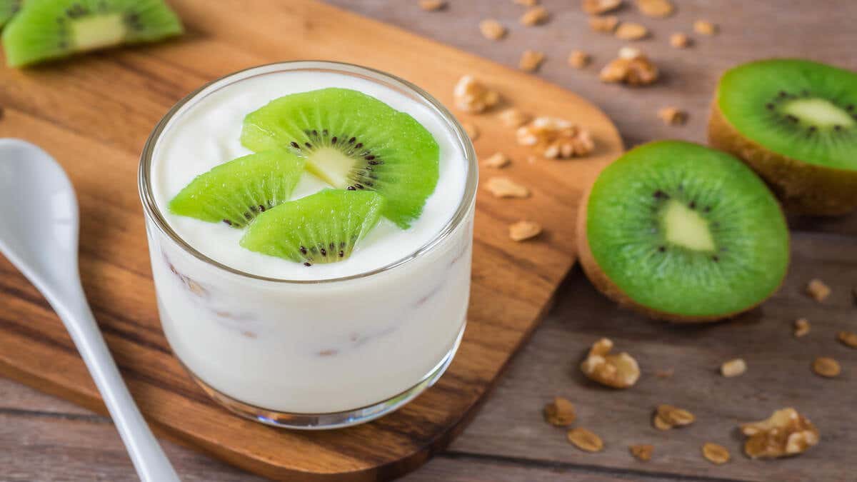 Desayunos saludables para adelgazar: kefir con kiwi.