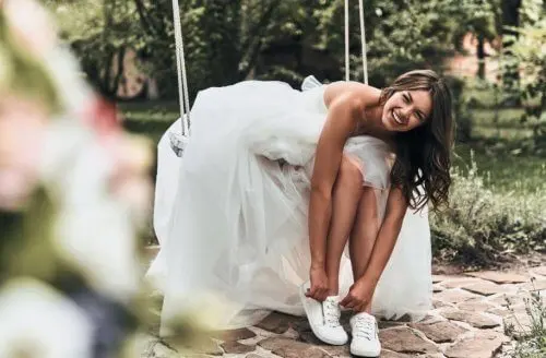 Novia moderna con tenis