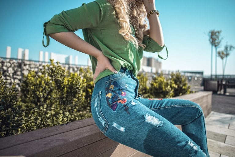 Ágregale estilo a tus jeans con retazos de tela