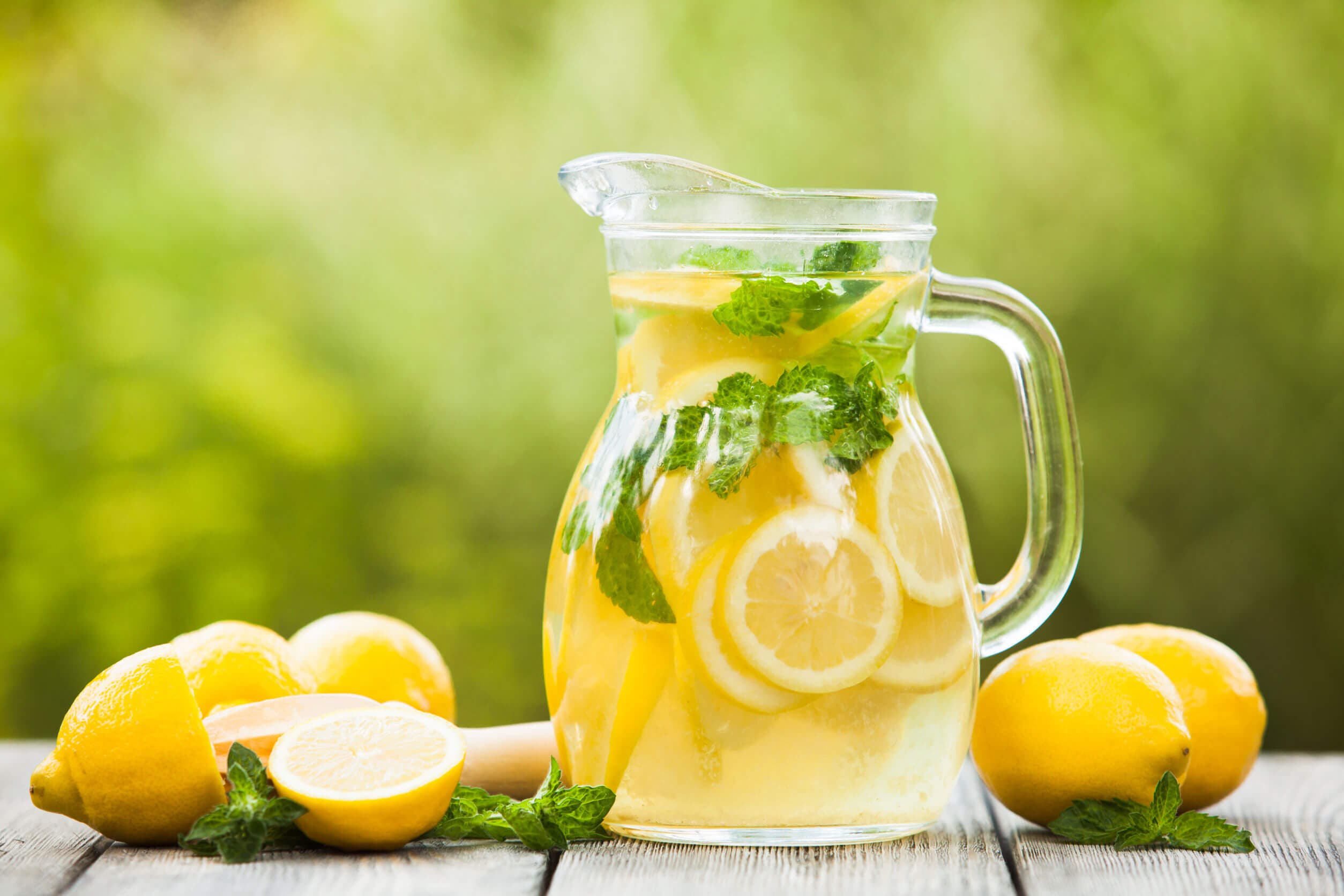 Jugo de limón y agua