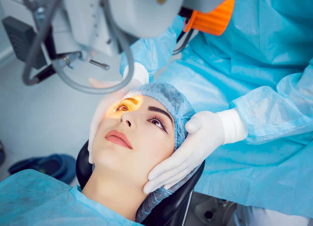 Cirugía láser para glaucoma de ángulo abierto en forma de iridotomía.