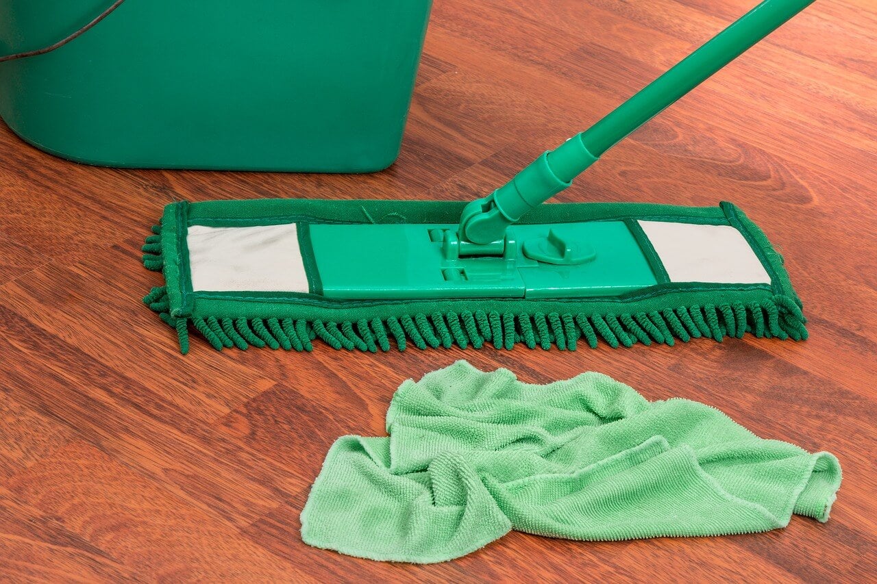 Cómo preparar un limpiador cítrico para el piso