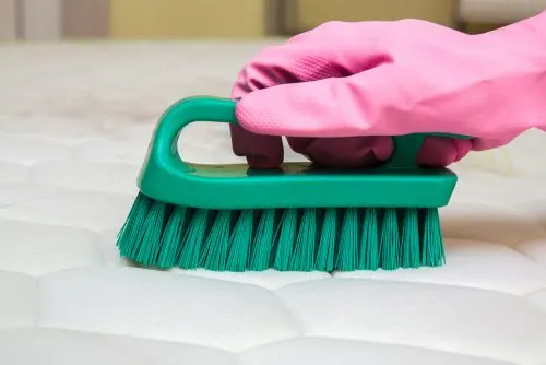 Usar guantes para ayudar a endurecer las uñas naturalmente