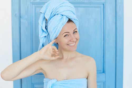 Richtige Ohrhygiene - Frau mit Handtuch auf dem Kopf