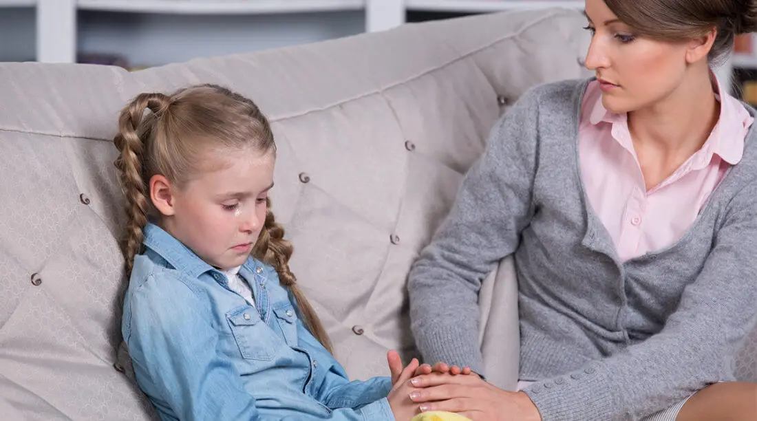 Madre con su hija tratando su ansiedad por separación