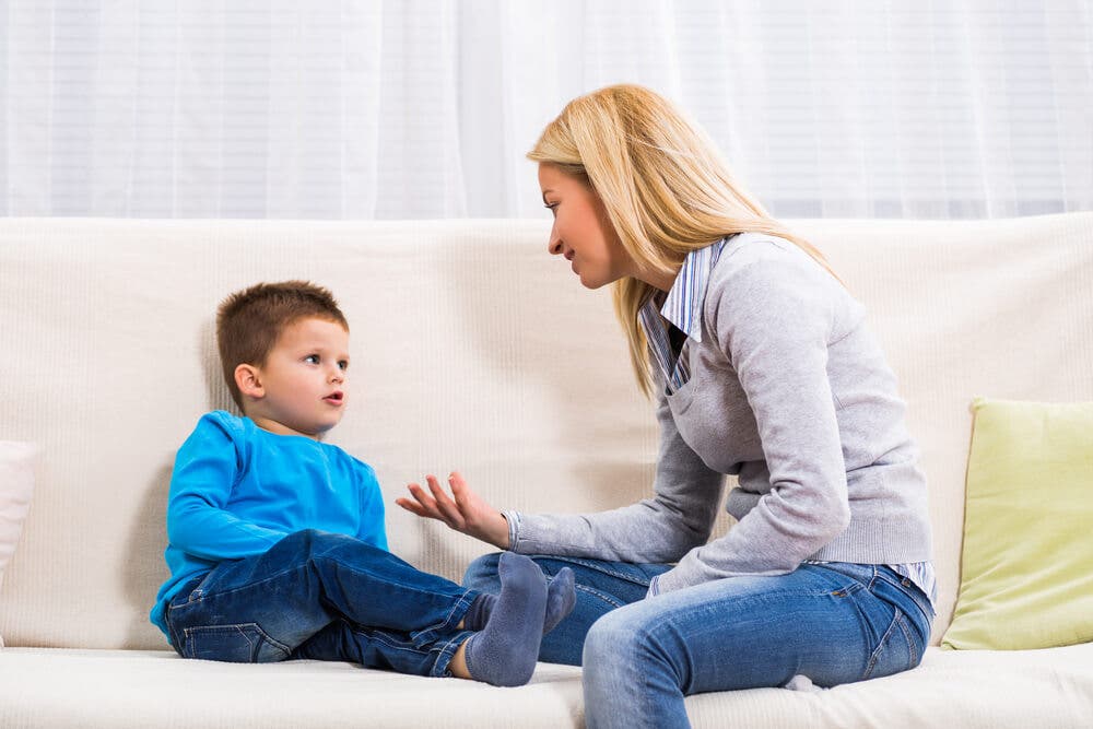 Madre con su hijo hablado