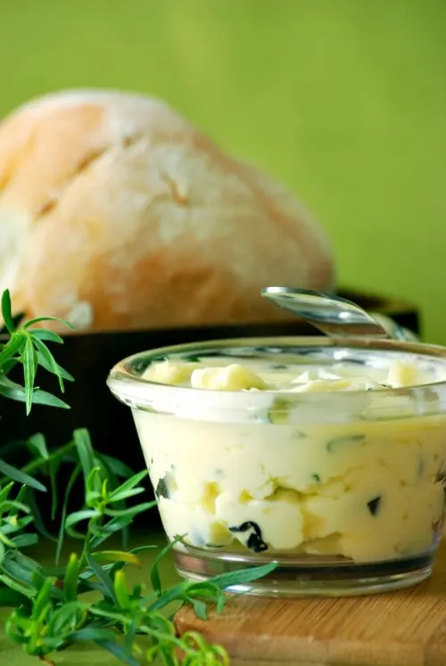 Puedes usar especias para darle sabor a tu mantequilla casera