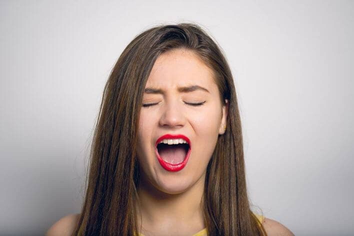 Mujer abriendo la boca.